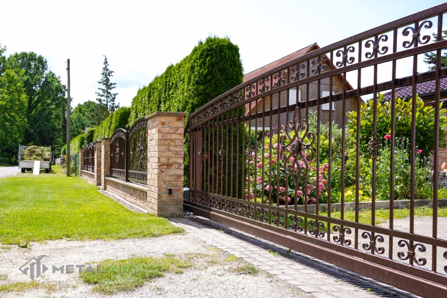Ornament im Zaun, Zaunprojekt, Schmiedezaun, Zaunanlage in Welle, Zaun Metal Art, Zäune aus Polen, Zaun Berlin, Zäune und Tore, klassische Zäune, Schmuckzäune, Gartenzaun