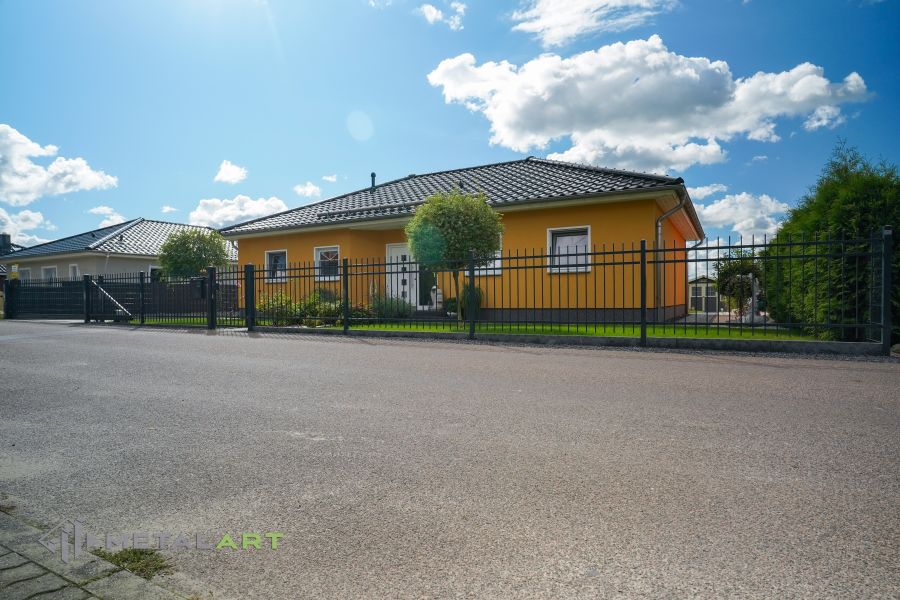 Asymmetrisches Doppelflügeltor, Zaunprojekt, Zaunportfolio, Zaunmuster, Schmiedezaun, Schmiedezäune, Zaunanlage Projekt, Zaun Metal Art, klassische Zäune, Gartenzaun, Gartenzäune