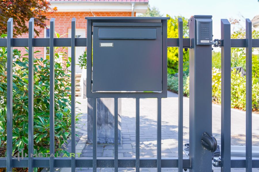 Zaunprojekt mit Schiebetor mit integrierter Pforte, Zaunportfolio, moderne Zäune, Zaunanlage Projekt, Zaun Metal Art, Zäune aus Polen, Zaun Berlin, Zaun günstig kaufen, Zäune und Tore